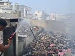 अवैध पटाखा फैक्ट्री में ब्लास्ट, बच्चे समेत 3 जिंदा जले