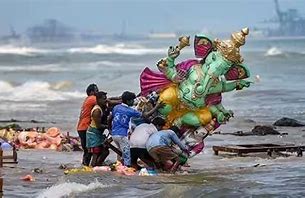 गणेश विसर्जन के दौरान कहीं पत्थरबाजी, तो कहीं छेड़छाड़ को लेकर चली लाठियां