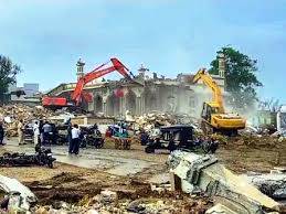 सोमनाथ मंदिर के पास सरकारी जमीन पर बने 9 धार्मिक स्ट्रक्चर हटाए, 150 लोग हिरासत में