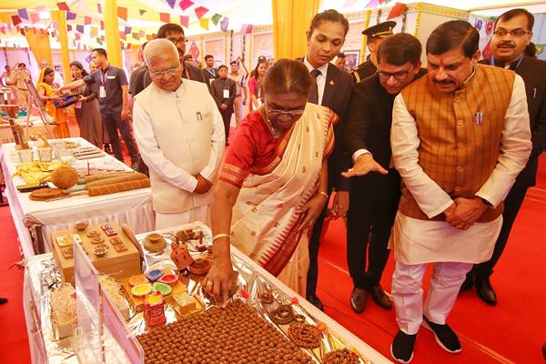 राष्ट्रपति श्रीमती मुर्मु ने स्वच्छता ही सेवा अभियान की प्रदर्शनी का अवलोकन कियासफाईकर्मियों से किया संवाद