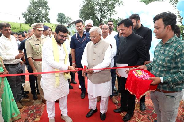 राज्यपाल  पटेल ने छिंदी में स्वच्छता साथी “वॉश ऑन व्हील्स सेवा” का किया शुभारंभ