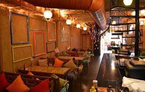 अनूठा कैफे: दिल पर हाथ रखने से चटनी, आंखों के इशारे पर मिलता प्याज; यहां बल्ब की रोशनी से होता है ऑर्डर