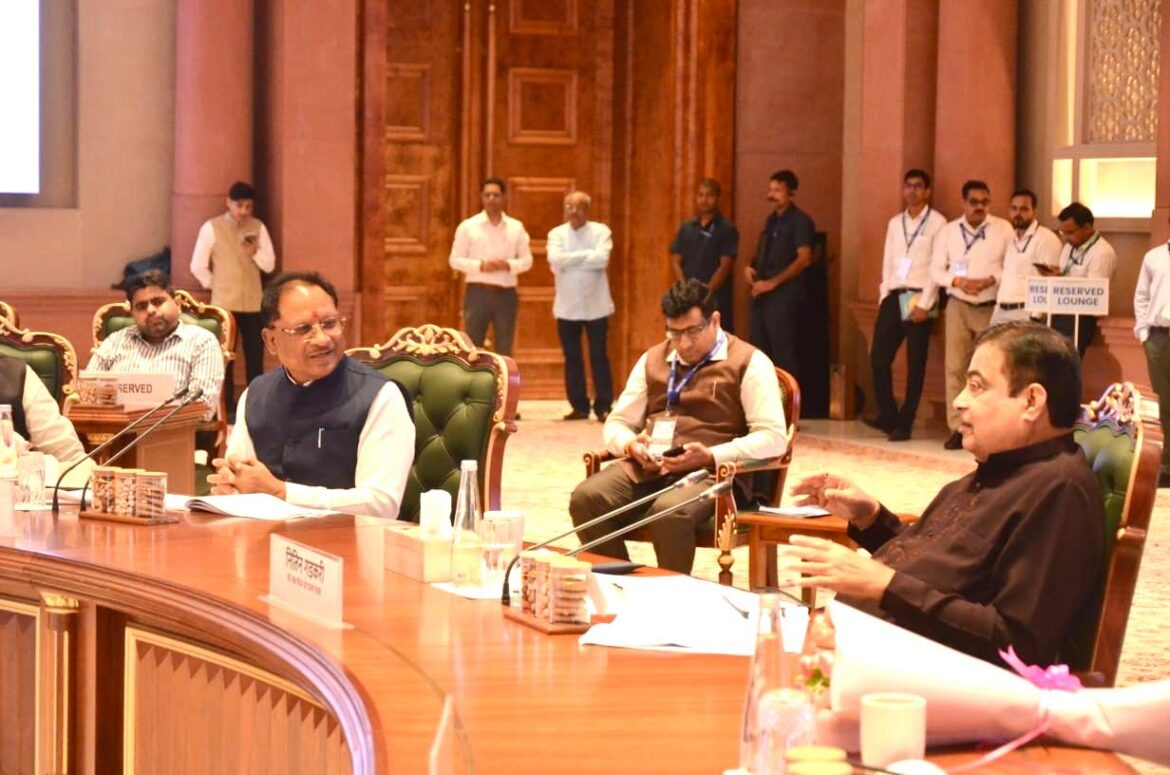 सड़क परिवहन एवं राजमार्ग मंत्री श्री नितिन गडकरी की अध्यक्षता में आयोजित समीक्षा बैठक में शामिल हुए