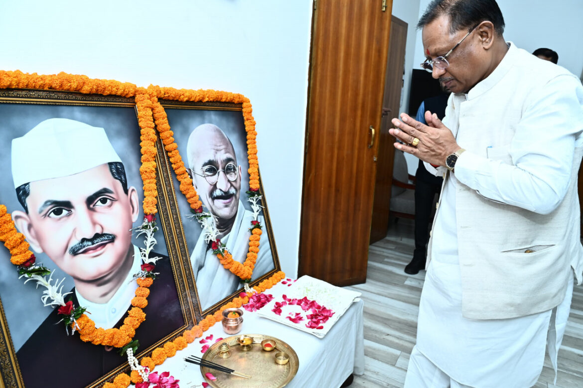 मुख्यमंत्री ने राष्ट्रपिता महात्मा गांधी और पूर्व प्रधानमंत्री स्वर्गीय श्री लाल बहादुर शास्त्री की जयंती पर उन्हें किया नमन