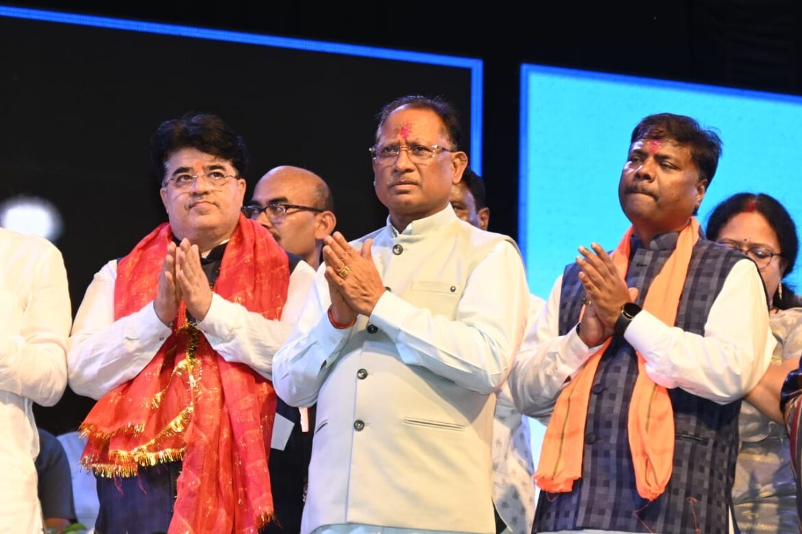 मुख्यमंत्री विष्णु देव साय ने भगवान शिव के रुद्राभिषेक और महाआरती में हुए शामिल