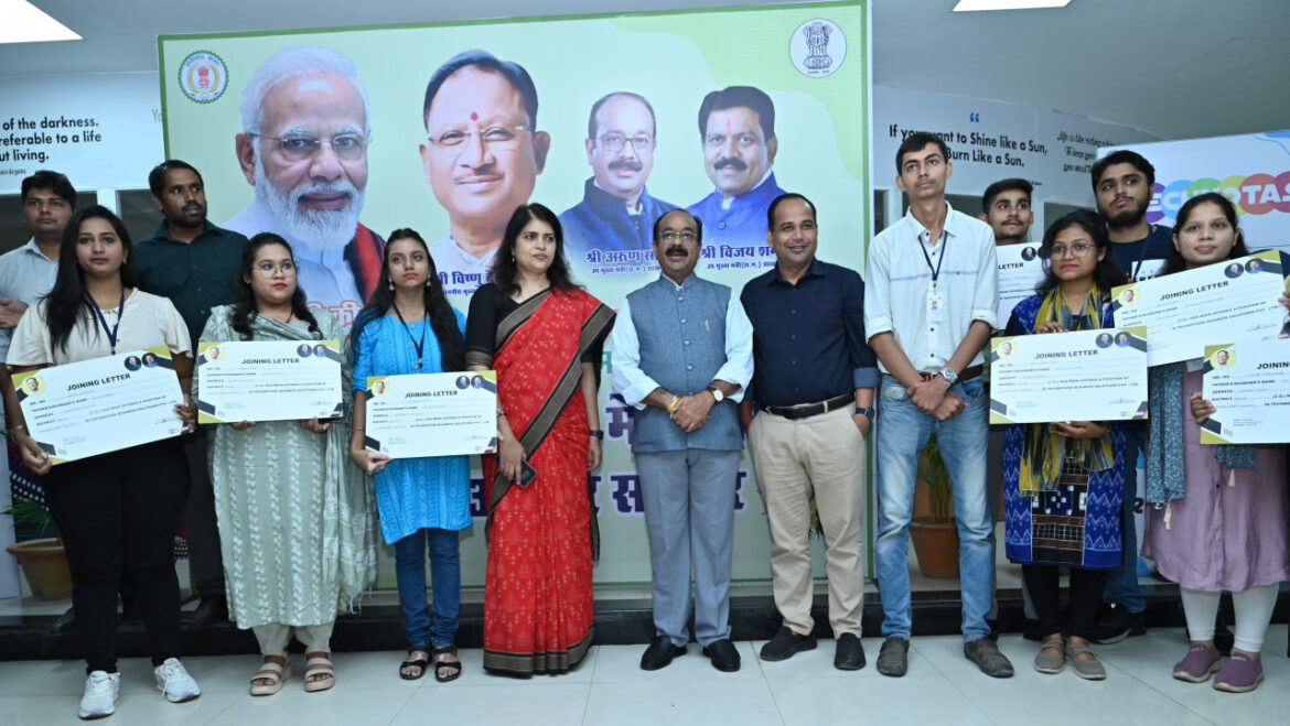 लाइब्रेरी, बीपीओ और इनक्यूबेशन सेंटर में युवाओं के बीच पहुंचे उप मुख्यमंत्री अरुण साव