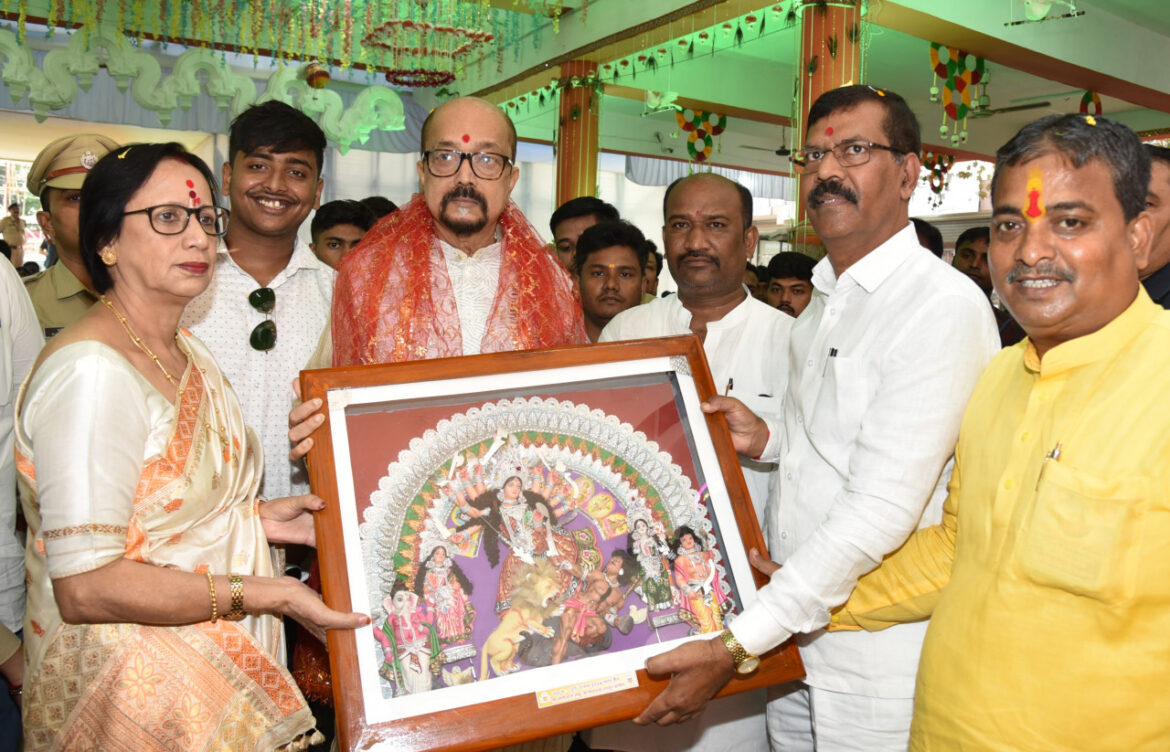 राज्यपाल श्री डेका माना में दुर्गा पूजा उत्सव में शामिल हुए