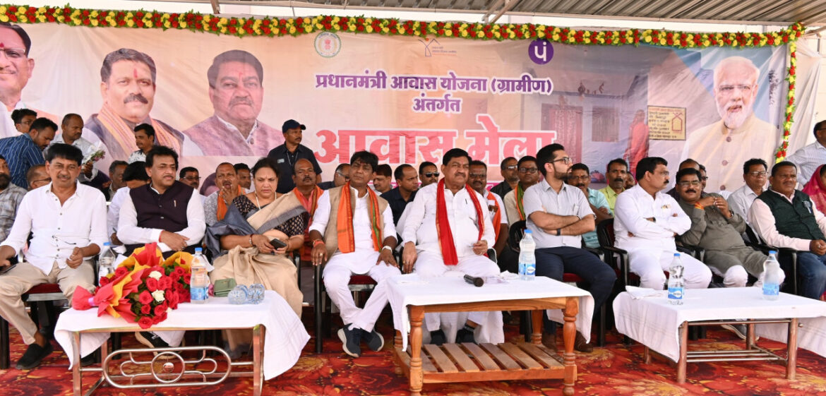 खाद्य मंत्री बघेल के हाथों महासमुंद जिले के 21 हजार से अधिक हितग्राहियों को मिला पीएम आवास की स्वीकृति पत्र