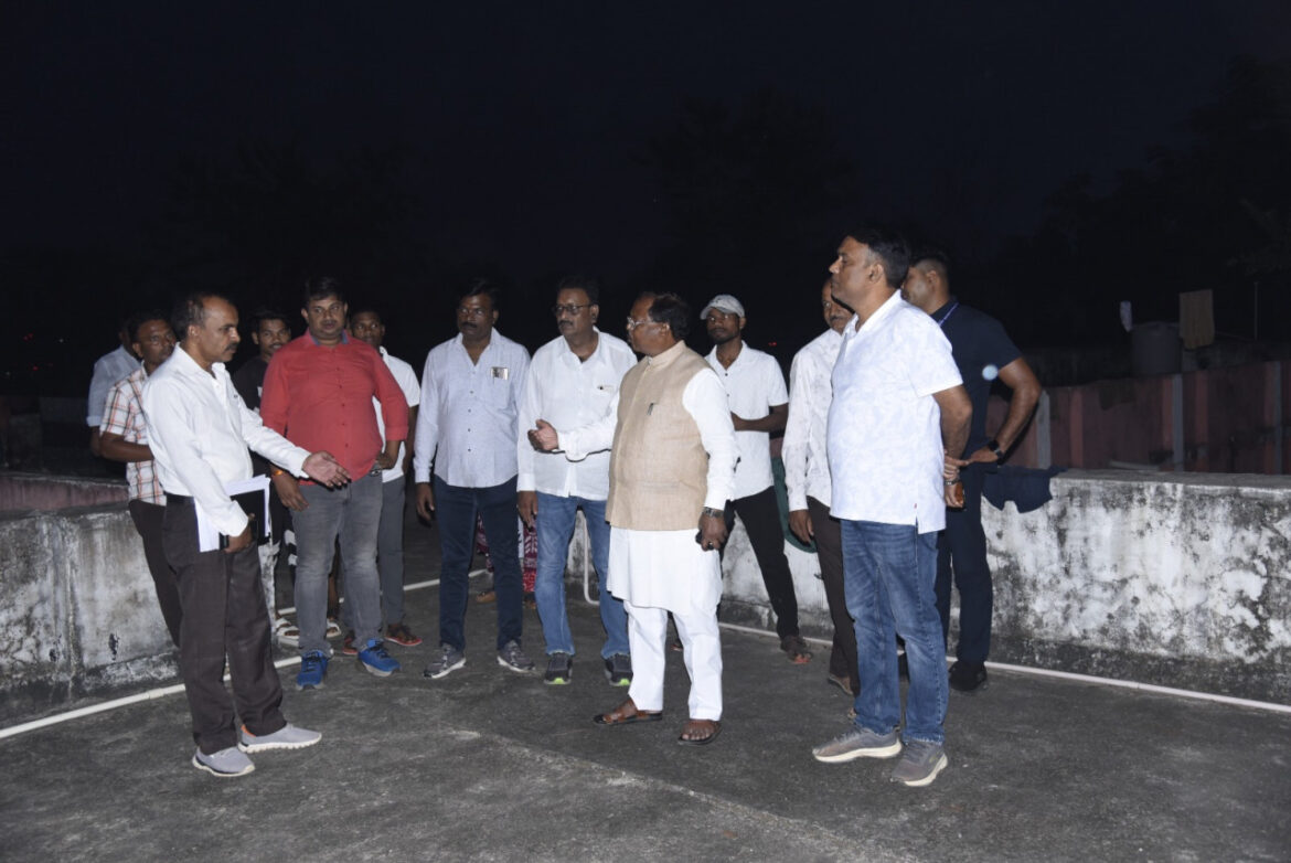 मंत्री श्री रामविचार नेताम ने छात्रावास का किया आकस्मिक निरीक्षण