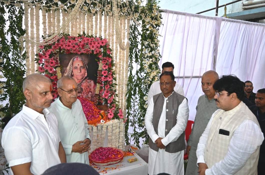 मुख्यमंत्री श्री विष्णुदेव साय पूर्व विधायक शिवरतन शर्मा के भाभी की श्रद्धांजलि सभा में हुए शामिल