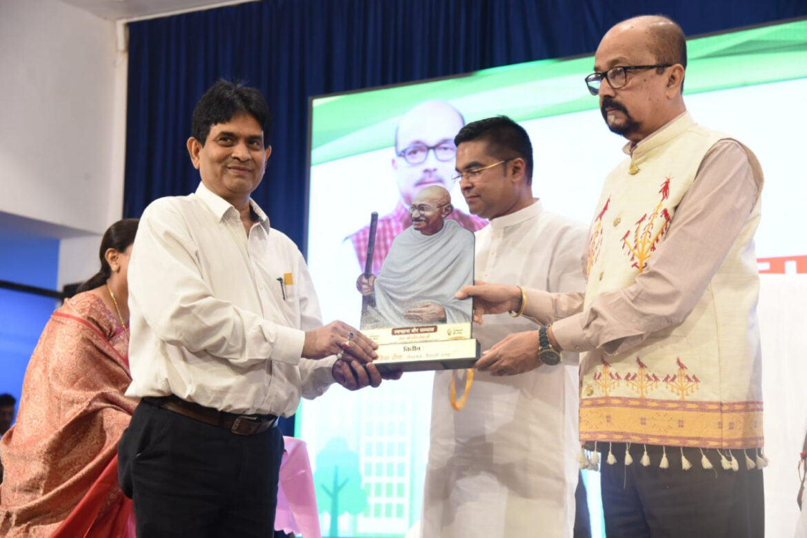 स्वच्छता वीर सम्मान समारोह में शामिल हुए राज्यपाल श्री डेका