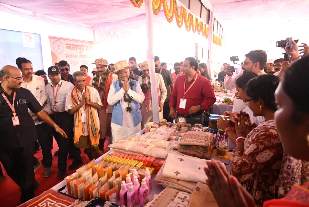 मुख्यमंत्री विष्णुदेव साय ने बैठक में शामिल होने से पूर्व विभिन्न विभागीय स्टॉल्स का अवलोकन किया