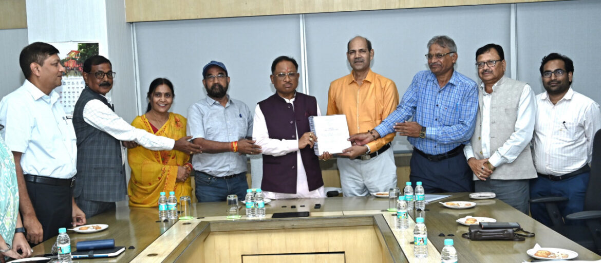 मुख्यमंत्री को आज छत्तीसगढ़ राज्य पिछड़ा वर्ग कल्याण आयोग के अध्यक्ष आर. एस.विश्वकर्मा ने आयोग का प्रतिवेदन सौंपा