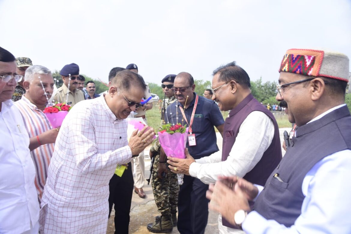 मुख्यमंत्री विष्णुदेव साय का बिलासपुर पहुंचने पर हेलीपैड पर स्वागत