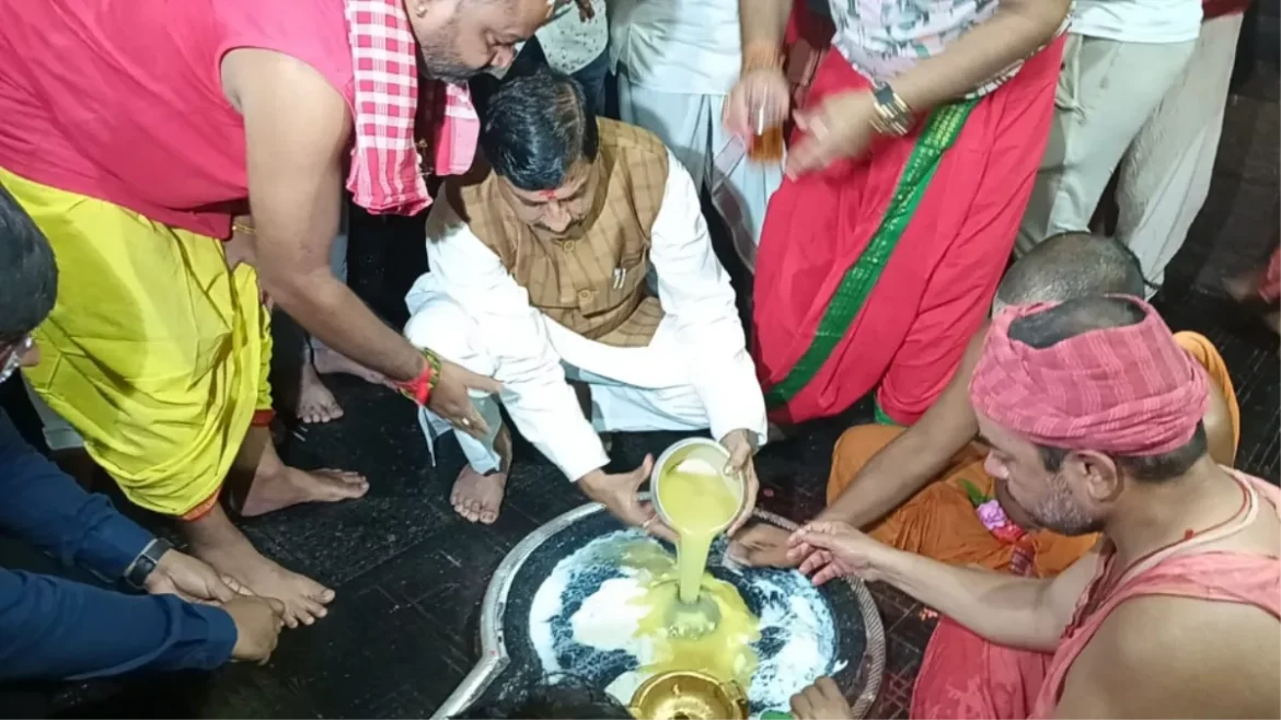 मुख्यमंत्री डॉ. यादव ने झारखण्ड में बाबा बैद्यनाथ महादेव मंदिर में की पूजा-अर्चना