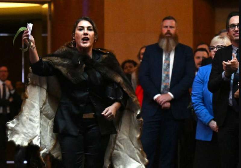 जब ऑस्ट्रेलियाई संसद में हुई राजा चार्ल्स की भंयकर बईज्जती…….महिला ने चिल्लाया वापस जाओ