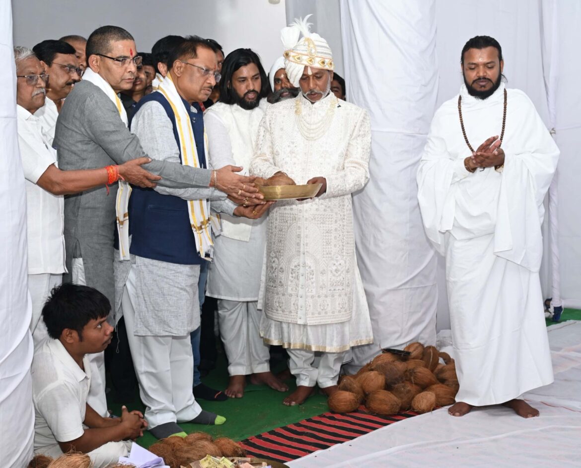 मुख्यमंत्री श्री विष्णु देव साय ने भण्डारपुरी धाम में गुरुगद्दी आसन के दर्शन कर प्रदेश की खुशहाली की कामना की