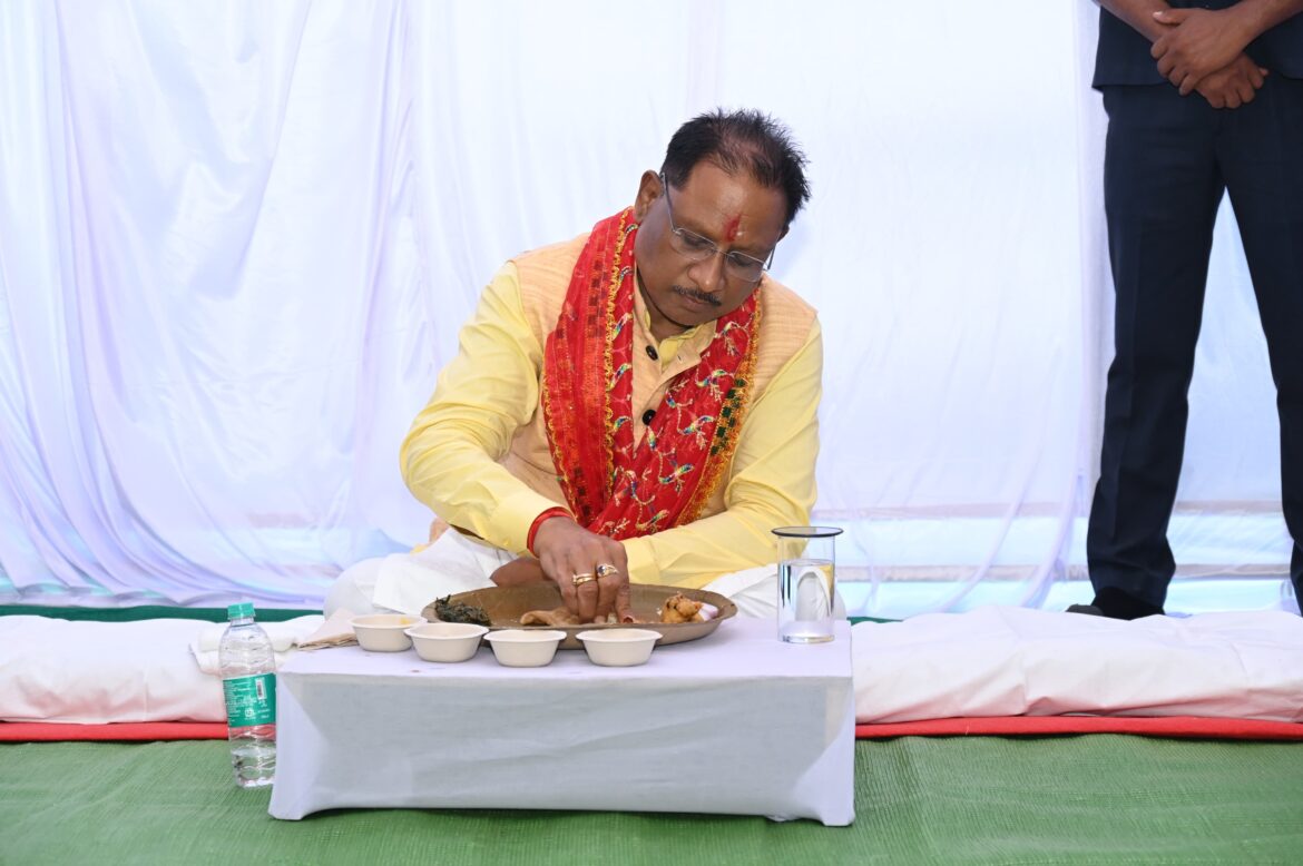 मुख्यमंत्री श्री विष्णु देव साय ने आमचो बस्तर क्लब में मांझी-चालकी और बस्तर दशहरा पर्व के पारंपरिक सदस्यों के साथ किया दोपहर का भोजन