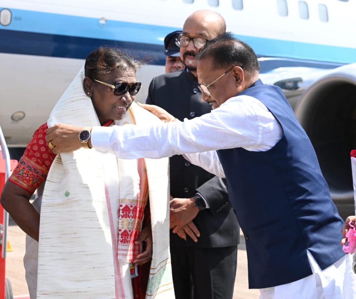 राष्ट्रपति श्रीमती द्रौपदी मुर्मु दो दिवसीय प्रवास पर आज छत्तीसगढ़ की राजधानी रायपुर पहुंची