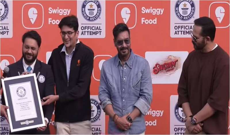 Singham Again: मुंबई में बच्चों के लिए 11,000 वड़ा पाव बांटकर बनाया गिनीज वर्ल्ड रिकॉर्ड