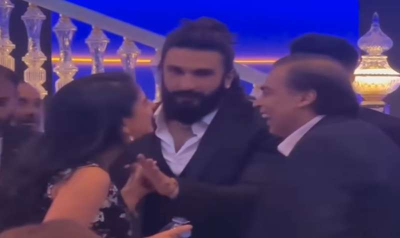 राधिका और मुकेश अंबानी की मस्ती, रणवीर सिंह ने भी दिया साथ