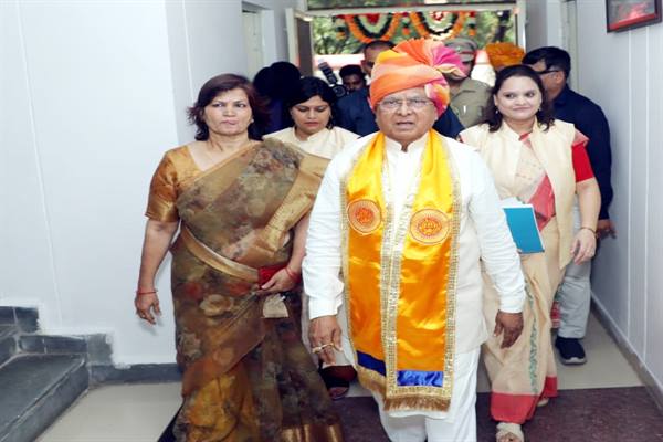 राज्यपाल श्री पटेल जीवाजी विश्वविद्यालय के कन्या छात्रावास पहुँचे