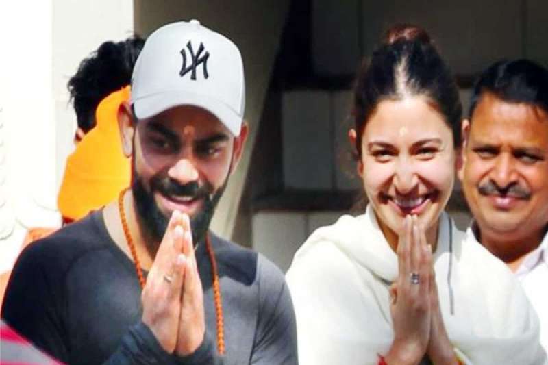 न्यूजीलैंड से हार के बाद विराट कोहली पहुंचे कीर्तन में: अनुष्का ने बांधा समां