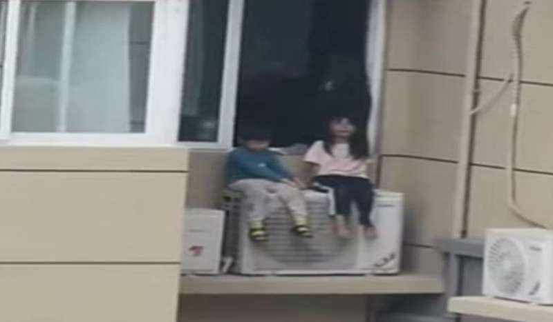 पति से विवाद के बाद महिला ने बच्चों को खिड़की के बाहर बिठाया, दमकल ने समय रहते बचाया