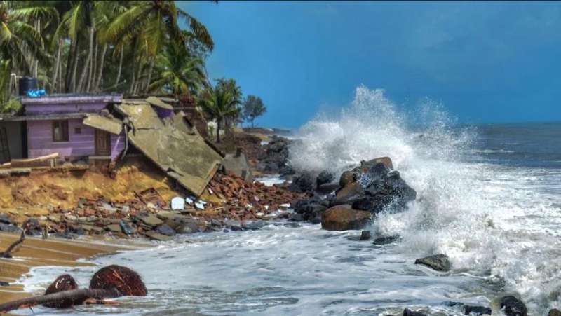 साइक्लोन दाना के कारण तेज हवा-बारिश का दौर शुरू…सात राज्यों पर असर… 300 उड़ानें, 552 ट्रेनें रद्द