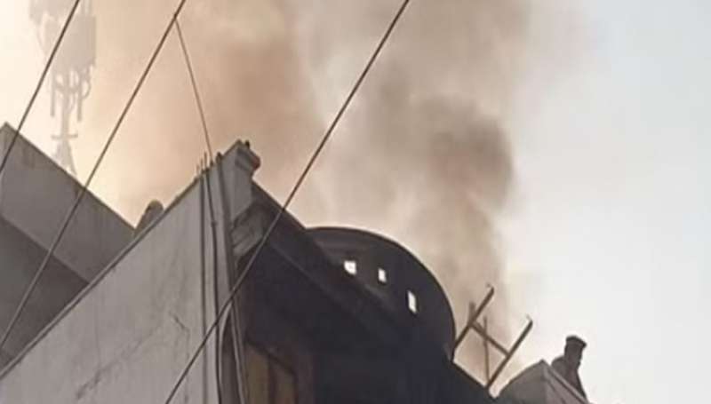 इंदौर के क्लाथ मार्केट की दुकान में लगी भीषण आग