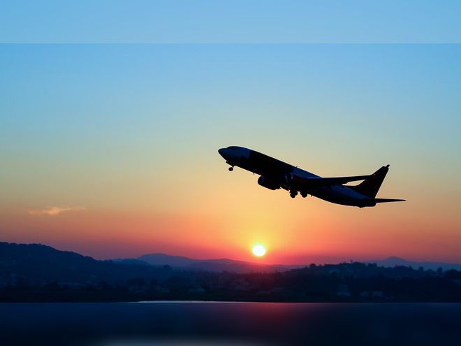 फ्लाइट में बम की सूचना निकली गलत