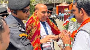 रक्षा मंत्री ने सेना कमांडरों में भरा जोश, कहा- देश की सुरक्षा में सेना की महत्वपूर्ण भूमिका