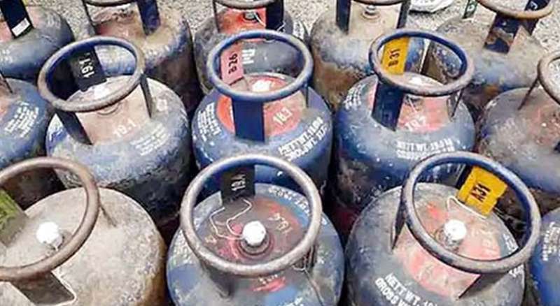 महंगाई की मार: कमर्शियल सिलेंडर महंगा, पर सस्ता हो सकता है हवाई सफर