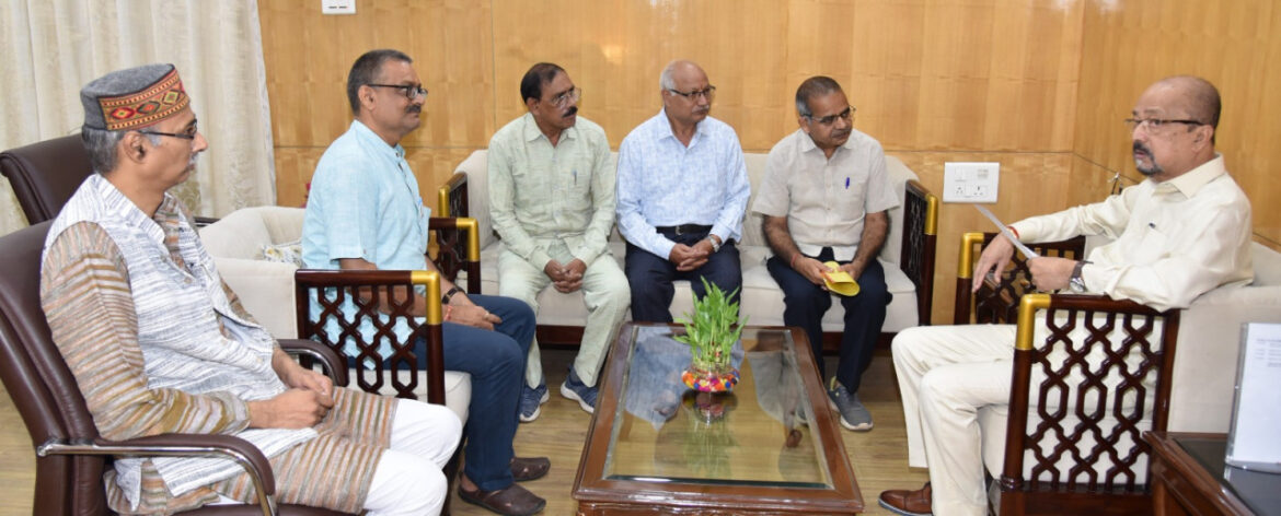 राज्यपाल डेका से छत्तीसगढ़ सरस्वती शिक्षा संस्थान के सचिव सक्सेना ने सौजन्य मुलाकात की