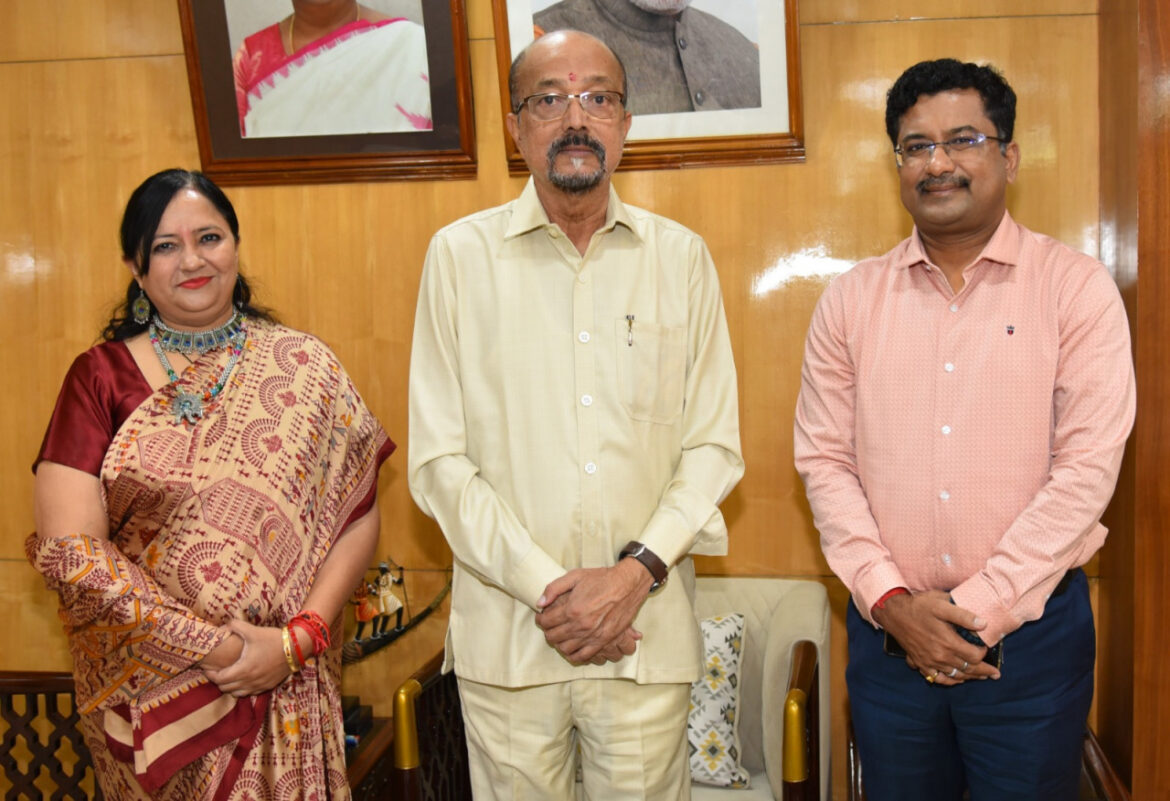 राज्यपाल डेका से अनुसूचित जाति एवं जनजाति, पिछड़ा वर्ग विभाग के प्रमुख सचिव बोरा ने सौजन्य भेंट की