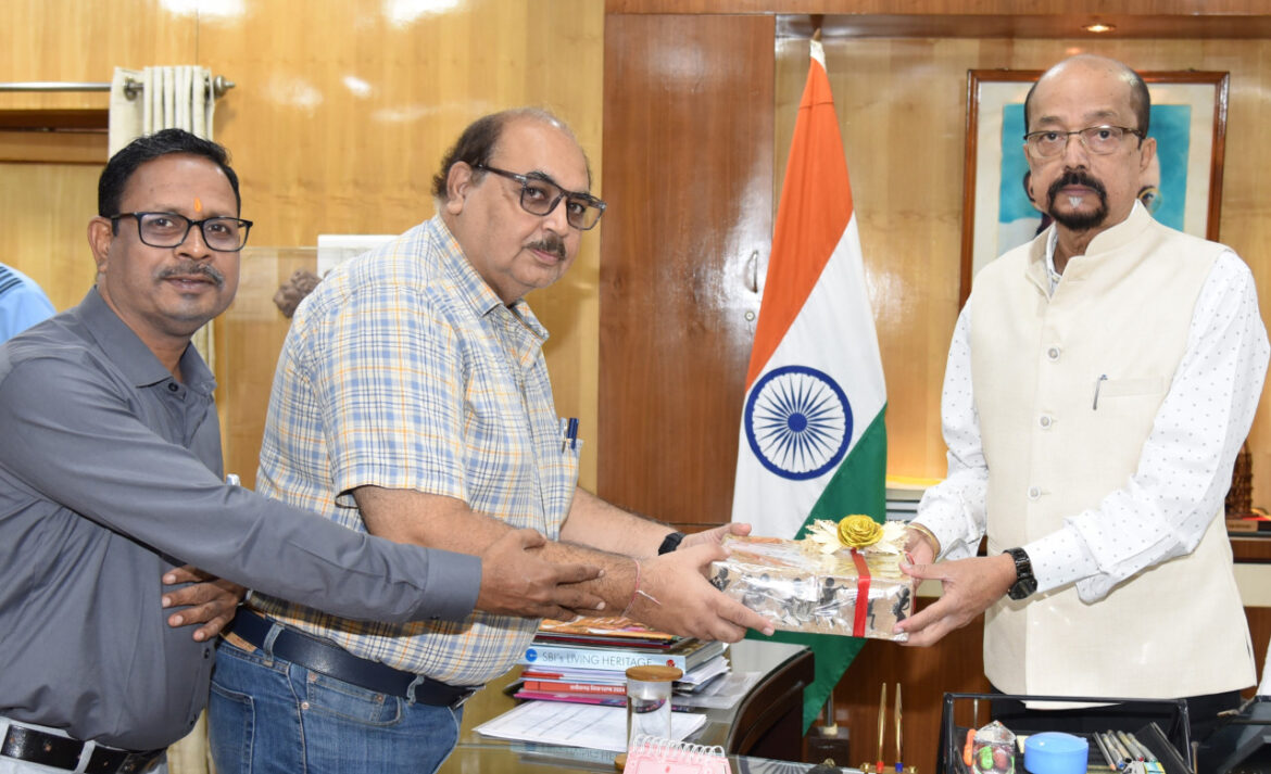 राज्यपाल डेका से लोक निर्माण विभाग के अधिकारियों ने मुलाकात कर ऑल इंडिया रोड कांग्रेस के अधिवेशन हेतु आमंत्रण दिया