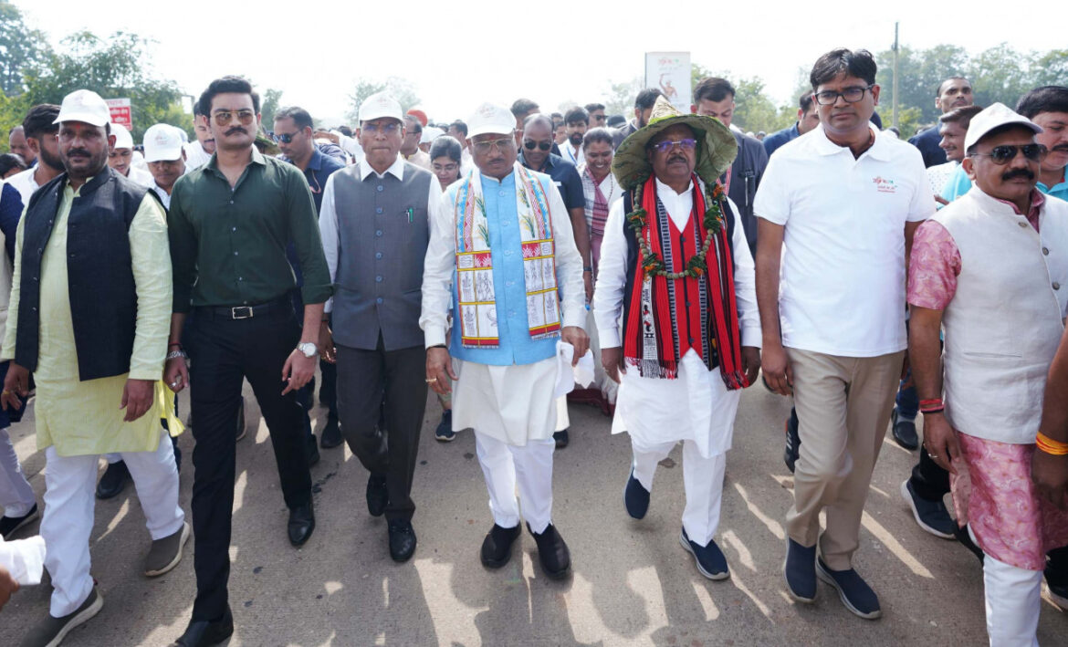 केन्द्रीय मंत्री डॉ. मंडाविया एवं मुख्यमंत्री श्री विष्णु देव साय की अगुवाई में जशपुर में माटी के वीर पदयात्रा का भव्य आयोजन