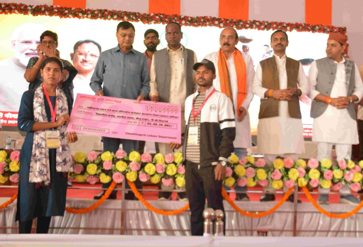 श्रमवीर हमारे प्रदेश के रीड़ की हड्डी, इनके निरंतर श्रम से ही हमारा राज्य प्रगतिशील : श्रम मंत्री लखन लाल देवांगन