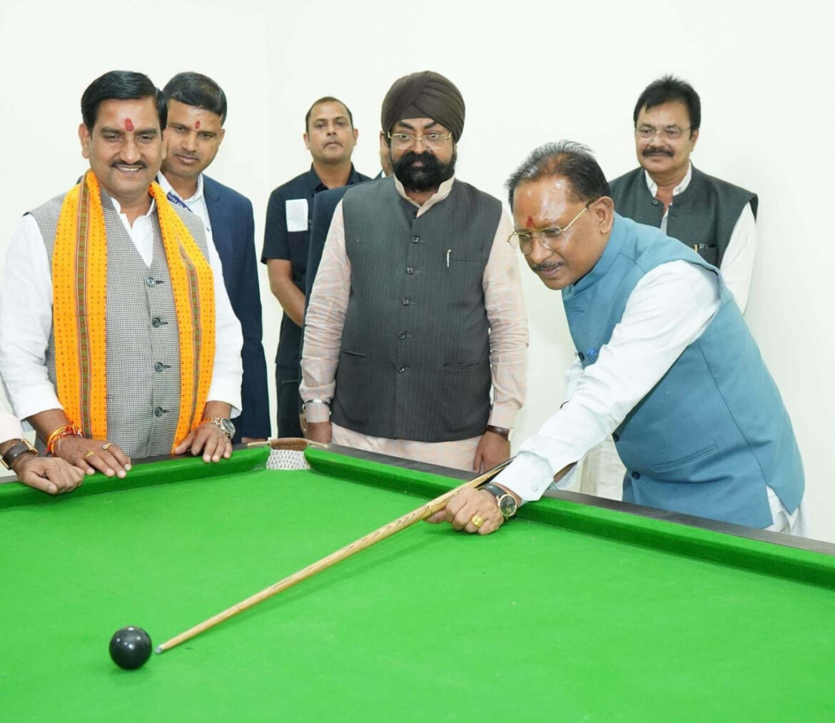 मुख्यमंत्री ने थामा बल्ला, लगाए शॉट्स, बिलियर्ड्स स्नूकर में हाथ आजमाए