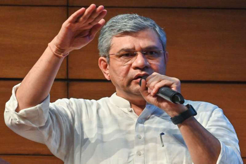 सोशल मीडिया पर अश्लील सामग्री को लेकर केंद्रीय मंत्री ने कही ये बात