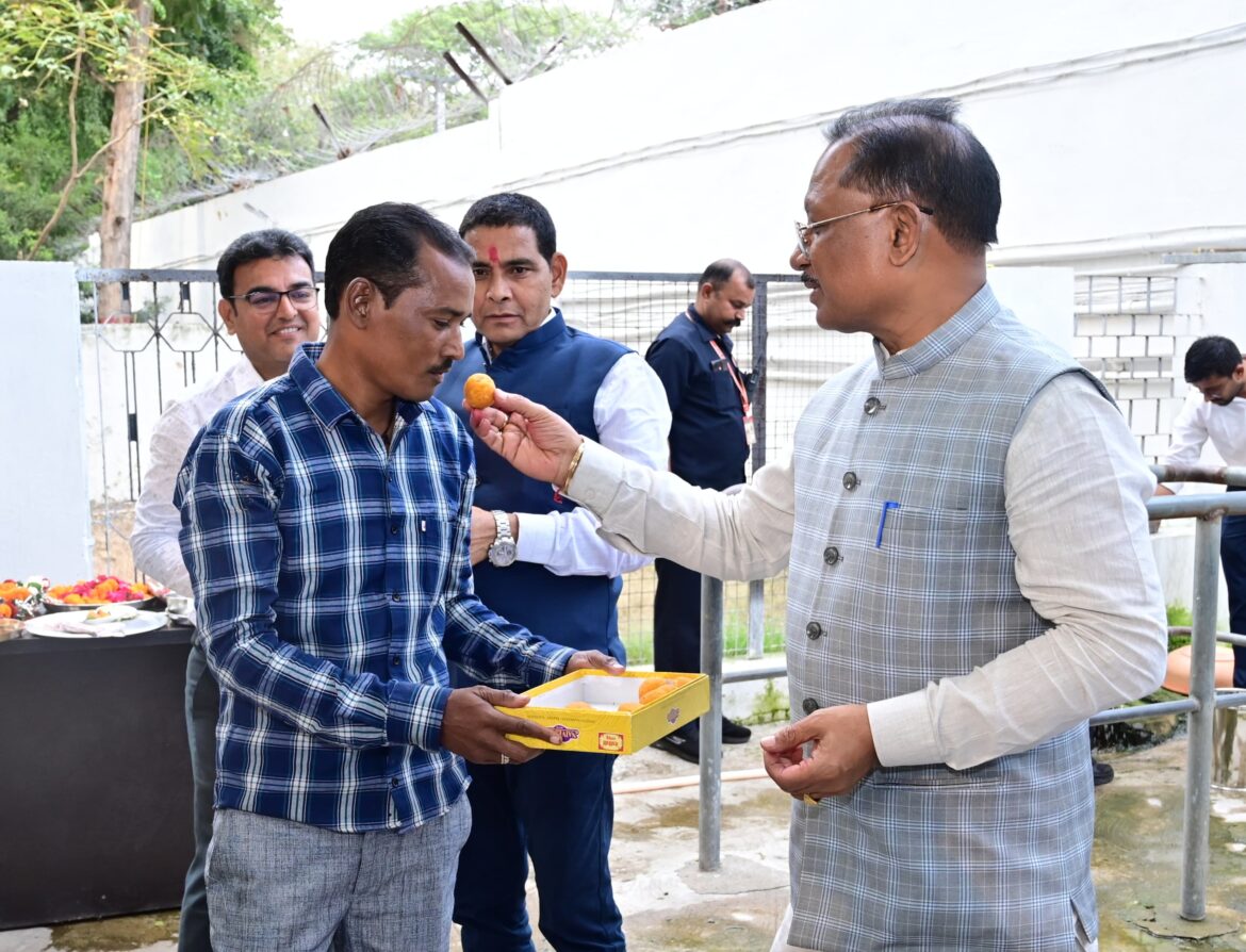 मुख्यमंत्री की सहजता ने सबका मन मोहा- गौ सेवक को अपने  हाथों  से खिलाया प्रसाद