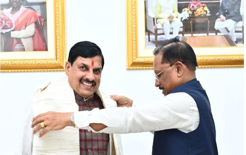 मुख्यमंत्री साय ने मध्यप्रदेश के मुख्यमंत्री डॉ. मोहन यादव का अपने निवास में आत्मीय स्वागत किया