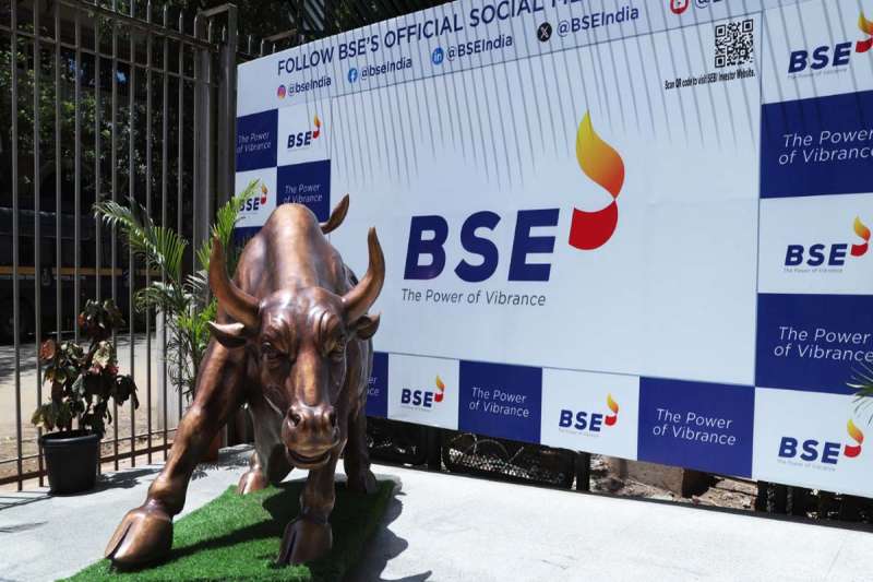 दो दिन की बढ़त के बाद बाजार फिर फिसला; सेंसेक्स 426 अंक गिरा, निफ्टी 24400 से नीचे