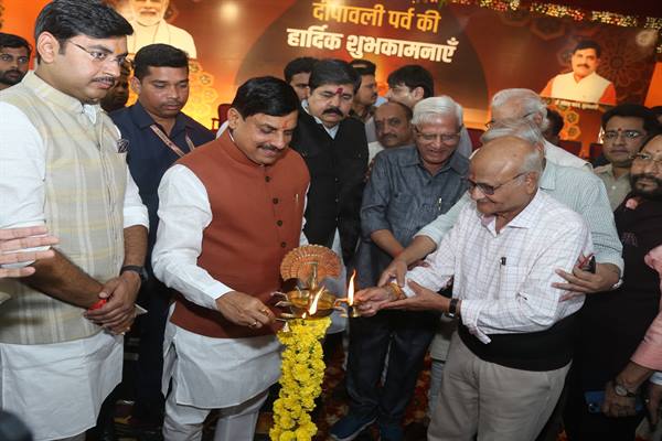 मुख्यमंत्री डॉ. यादव ने मीडिया के साथियों के साथ मनाया दीपोत्सव
