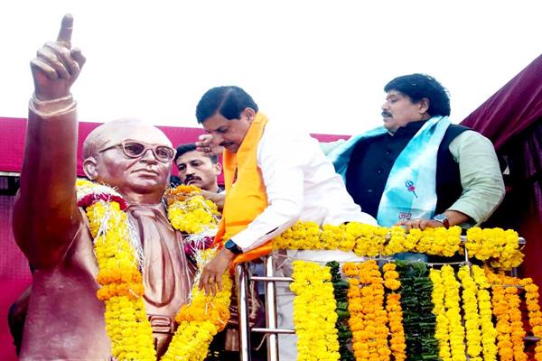 मुख्यमंत्री डॉ.यादव ने संविधान निर्माता भारत रत्न बाबा साहेब अम्बेडकर की नवीन प्रतिमा का अनावरण किया