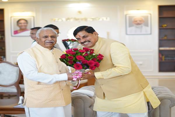 मुख्यमंत्री डॉ.यादव ने दीपावली की मंगलकामनाओं के साथ मंत्री, जन-प्रतिनिधियों और नागरिकों से की भेंट