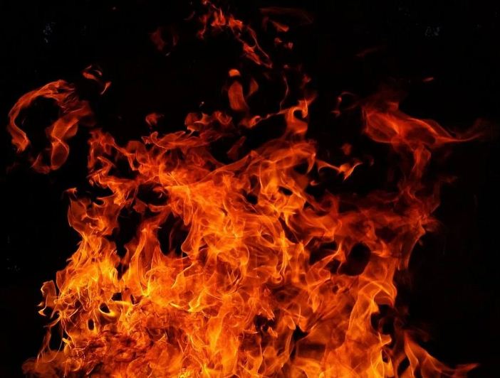 पटाखों से लगी 57 स्थानों पर आग, 8 झुलसे, लाखों की संपत्ति हुई खाक