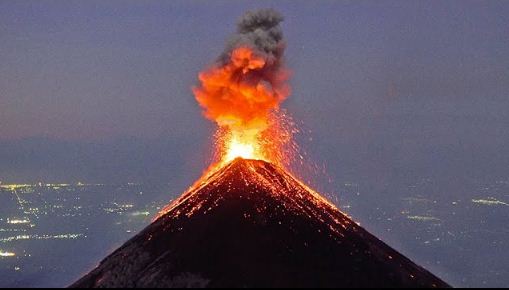 ज्वालामुखी विस्फोट से 10 लोगों की मौत