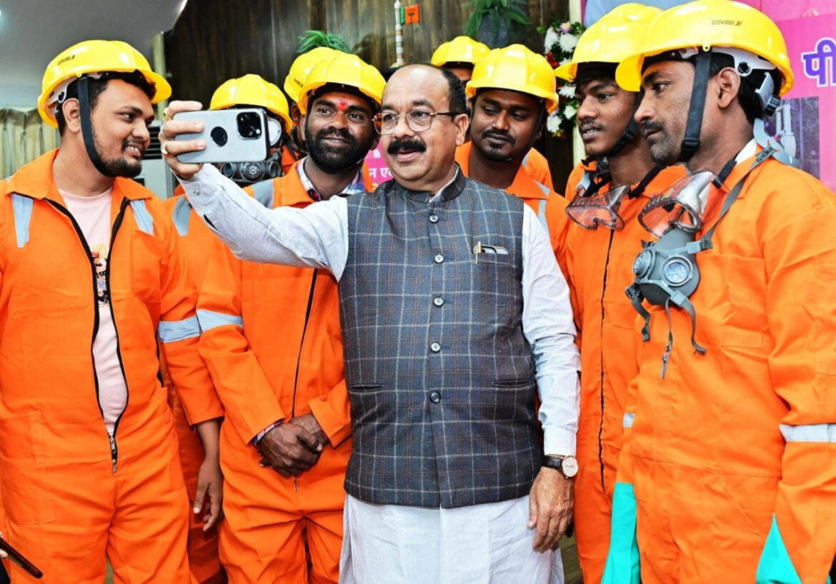 समाज व देश हित में कार्य कर रहे सफाई कर्मचारियों और उनके परिवार की सुरक्षा शासन का दायित्व –  अरुण साव