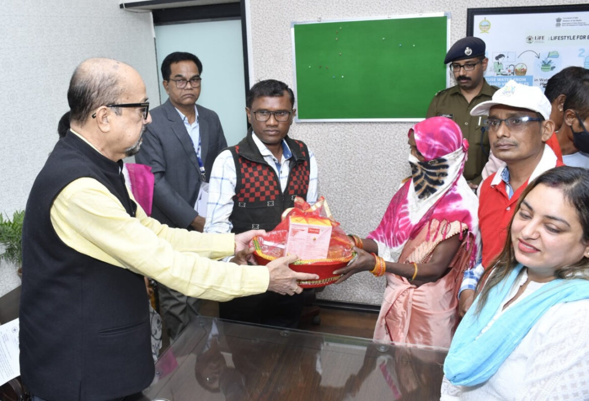 राज्यपाल श्री रमेन डेका ने टी. बी. मरीजों के लिए प्रदाय किए फुड बास्केट